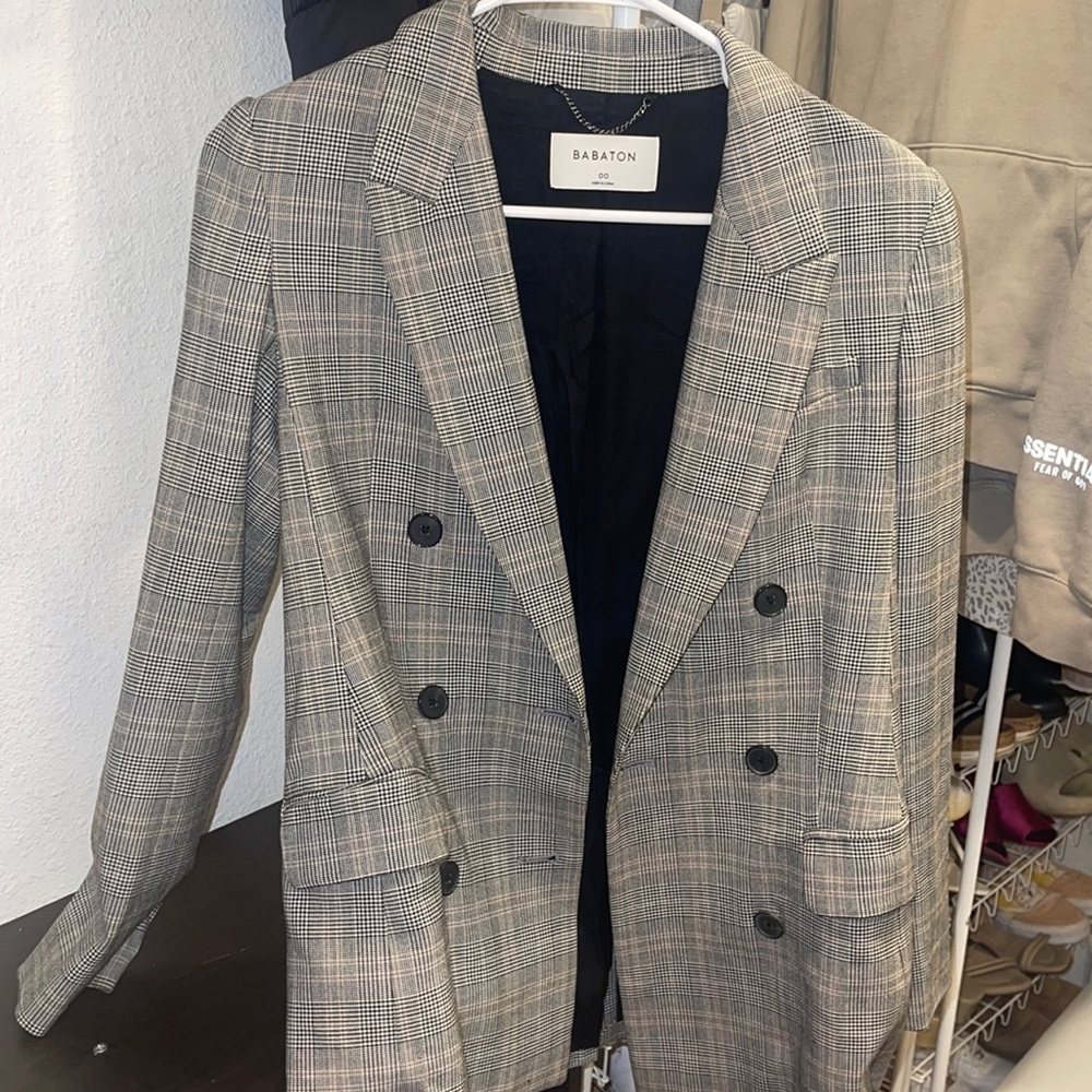 Aritzia, Babaton Blazer